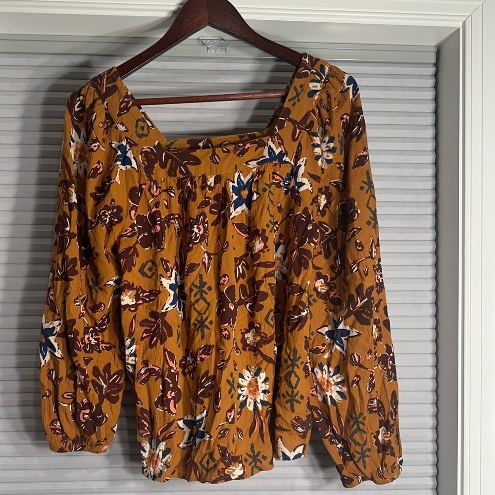 Floral blouse with asymmetrical sleeves